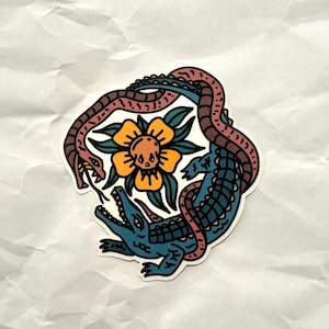 Adesivo de cobra e jacaré estilo tatuagem tradicional animal confronto com caveira flor para laptop diário garrafa de água.