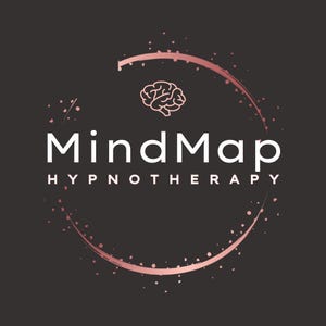 Pode incluir: Um design de log&oacute;tipo sobre um fundo escuro com o texto branco MindMap HYPNOTHERAPY. Acima do texto encontra-se um &iacute;cone de c&eacute;rebro branco. Uma moldura circular em ouro rosa com um efeito texturado e salpicado rodeia os elementos centrais.