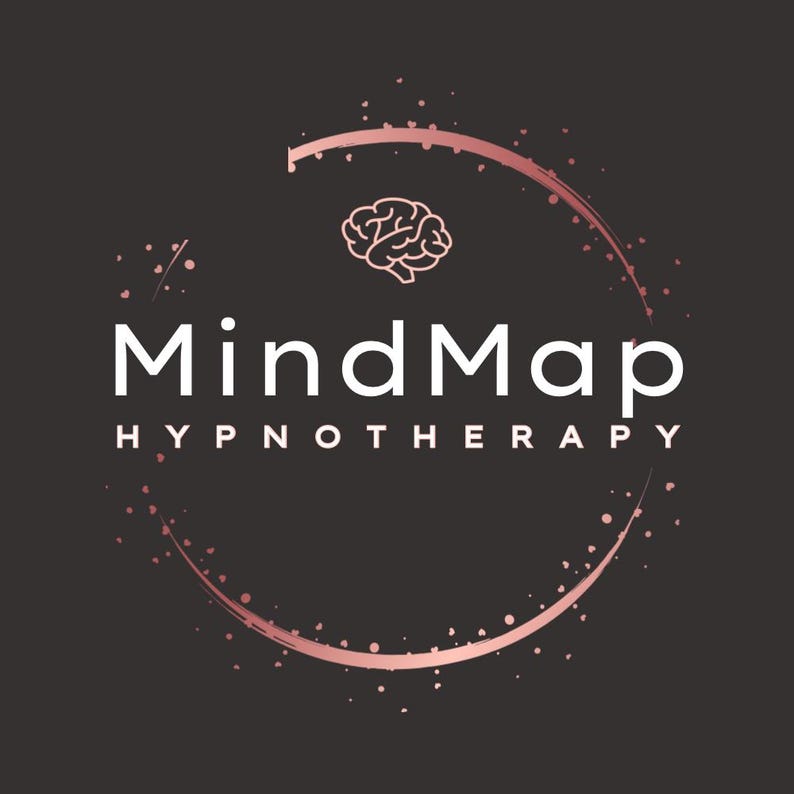 Pode incluir: Um design de log&oacute;tipo sobre um fundo escuro com o texto branco MindMap HYPNOTHERAPY. Acima do texto encontra-se um &iacute;cone de c&eacute;rebro branco. Uma moldura circular em ouro rosa com um efeito texturado e salpicado rodeia os elementos centrais.