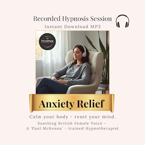 Puede incluir: Imagen promocional de una sesión de hipnosis grabada en descarga instantánea MP3 para el alivio de la ansiedad. La imagen muestra a una mujer con auriculares, sentada en una silla. El texto incluye "Anxiety Relief" y "Calma tu cuerpo - restablece tu mente."