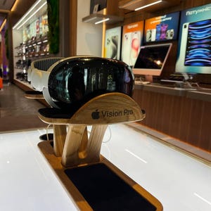 Apple Vision Pro Stand - Display stand for your headset with integrated battery holder.