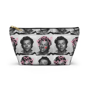 Accessoire photo noir et blanc de Harry Core et trousse de maquillage avec des coeurs roses et des bisous