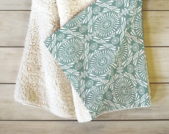 Soft Fleece Throw Blanket / Couch Blanket / Cozy Blanket / Green Throw Blanket / Throw Blanket / Lap Blanket / Fleece Blanket / Fleece Throw