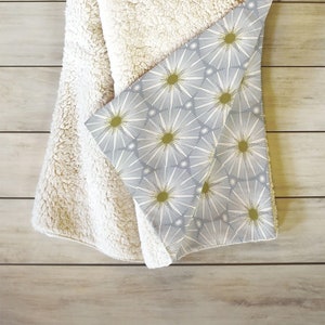 Retro Fleece Throw Blanket / Mid Century Modern Blanket / Fleece Blanket / Gray Blanket / Retro Decor / Cozy Blanket / Mid Century Decor Bild 1