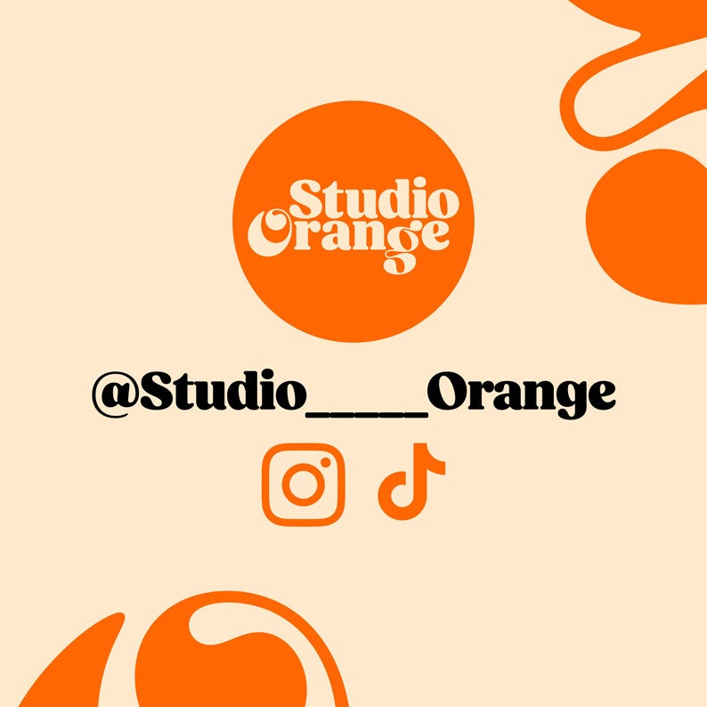 K&ouml;nnte beinhalten: Orangener Kreis mit dem Text "Studio Orange" in Wei&szlig;. Unter dem Kreis steht der Text "@Studio___Orange" mit Instagram- und TikTok-Symbolen.