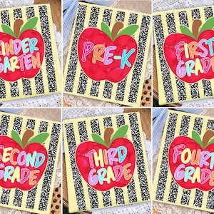 Può includere: Un set di sei insegne quadrate con uno sfondo a righe verticali bianche e nere e una grafica di una mela rossa al centro. Ogni mela mostra un diverso livello scolastico in testo colorato: Kindergarten, Pre-K, First Grade, Second Grade, Third Grade e Fourth Grade.