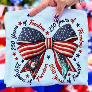 Op de afbeelding: Een witte keramische mok met een zwart handvat en de tekst "But First, Coffee" in een handschriftstijl. De mok staat op een wit oppervlak. De mok is ongeveer 10 cm hoog.