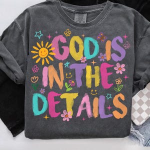 Preppy God zit in de details png, religieuze png, trendy png, neon smiley png, millennial png, coquette png, handgeletterde png