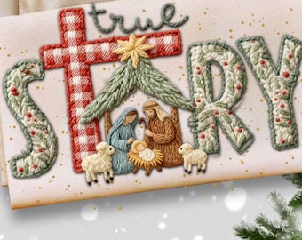 Könnte beinhalten: Gestickte Illustration mit den Worten „true story“ und einer Krippenszene. Das Kreuz ist rot und weiß kariert. Die Buchstaben sind grün mit roten Beeren. Die Krippenszene zeigt Maria, Josef, das Jesuskind und zwei Lämmer.