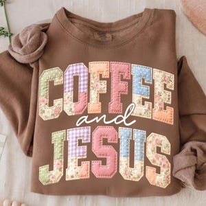 Può includere: Una felpa marrone con la scritta "COFFEE and JESUS" in lettere colorate, in stile patchwork. Le lettere sono realizzate con vari tessuti floreali e fantasia, creando un'estetica accogliente e invitante.