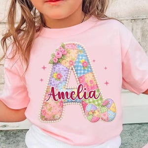 Könnte beinhalten: Ein Set aus drei Keramikbechern mit gesprenkelter, matter Oberfläche. Jeder Becher hat eine andere Farbe: hellblau, creme und grau. Die Becher haben ein schlichtes, modernes Design und einen bequemen Griff.