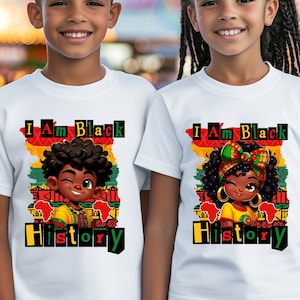 Peut inclure: Deux t-shirts blancs avec un motif graphique coloré. Le motif représente une illustration de dessin animé d'un enfant avec le texte "I Am Black History".