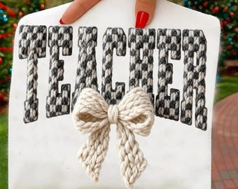 Filato finto Coquette Teacher Checkered PNG, filato alla moda con uncinetto, finto accogliente lavorato a maglia per insegnanti, fatto a mano, tuftato, sublimazione, disegni natalizi