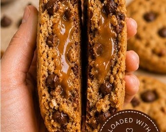 Schildpadkoekjes met bruine boter en pecannoten gevuld met karamel | Gevulde gastronomische koekjes | Dikke koekjes in bakkerijstijl