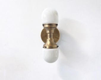Kinkiet mosiężny – Lampa z litego mosiądzu – Morden Lighting z połowy XX wieku. Nr 0169