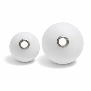 Puede incluir: Una taza de cerámica blanca con un asa negra y el texto "But First, Coffee" en negro, con una fuente de estilo manuscrito. La taza está sobre una superficie blanca.