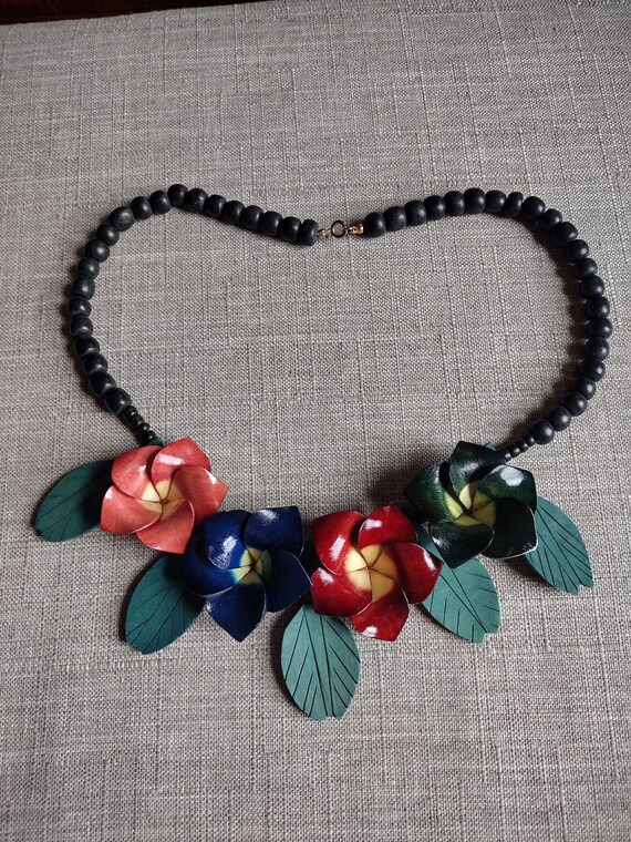 VINTAGE wood carved Lei flower necklace