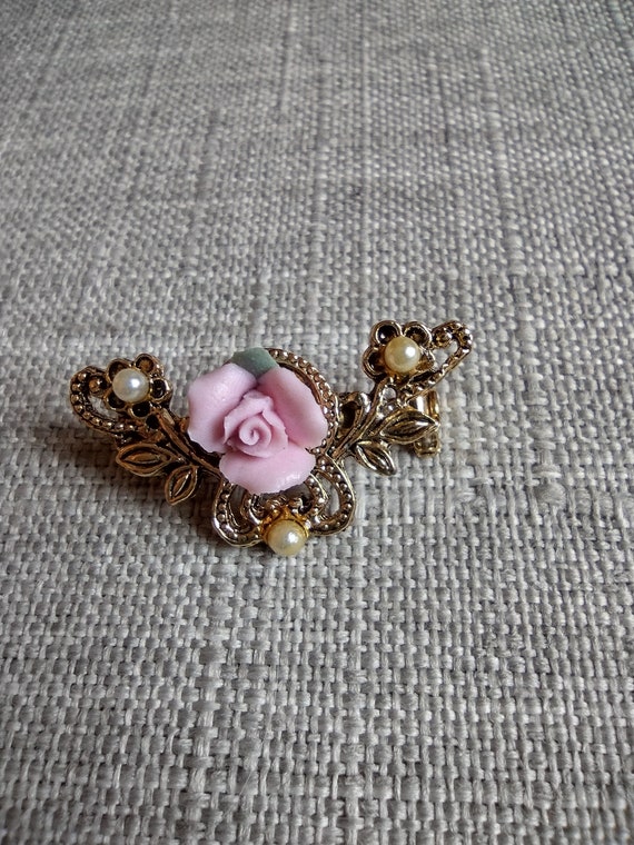 Gold tone rose pin with pink rose and faux seed pe