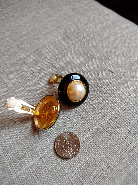 VINTAGE Marvella pearl and enamel clip on earrings - image 2