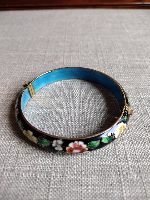 Cloisonnè hinged bangle with blue center