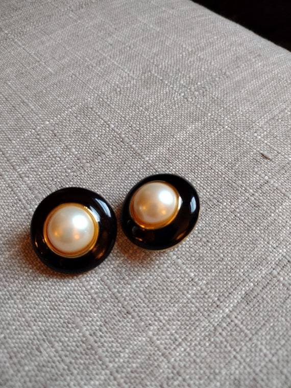 VINTAGE Marvella pearl and enamel clip on earrings - image 1