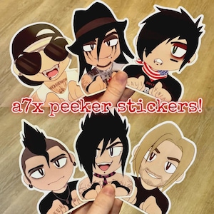 Könnte beinhalten: Sechs Cartoon-Aufkleber mit stilisierten männlichen Charakteren mit verschiedenen Frisuren und Gesichtsausdrücken. Die Aufkleber haben einen weißen Rand und den Text "a7x peeker stickers!" in Rot.