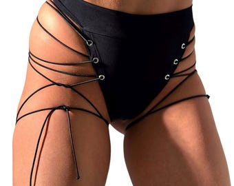 Op de afbeelding: Zwarte, hoge taille shorts met een veterontwerp. De shorts hebben meerdere banden die om de benen kunnen worden gebonden.