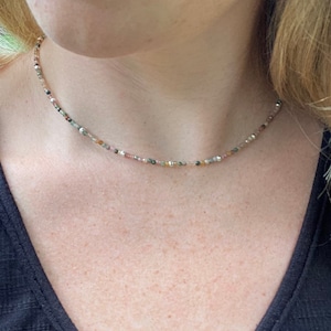 Collier fantaisie en perles de jaspe - Ras de cou couleur terre, collier délicat en superposition arc-en-ciel, bijoux superposés minimalistes, cadeau pour elle