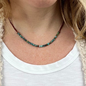 Collar pequeño de cuentas turquesas, cierre de cobre estilo bohemio, joyería ideal para combinar a diario.