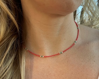 Rosa und Türkis Perlen Halskette, winzige Perlen Halskette, Choker Halskette, Zarte Halskette, zierliche Perlen Halskette, Boho Schmuck