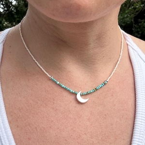 Türkis Mond Halskette - Zierlicher Sterling Silber Halbmond Anhänger an Weissen Böhmischen Glas- und Türkisperlen, Boho Layering Choker, handgemacht