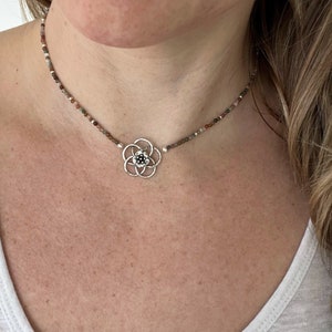 Girocollo con fiore di diaspro – Delicata perlina di semi, chiusura in argento sterling