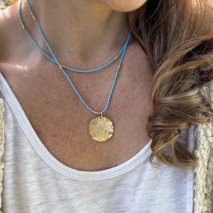Collar de capas: colgante de oro y gargantilla de cuentas, delicada joyería hecha a mano, collar único de capas inspirado en la playa.