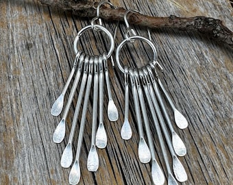 Pendientes de flecos bañados en plata: colgantes bohemios con forma de pala y alambre de plata de ley.