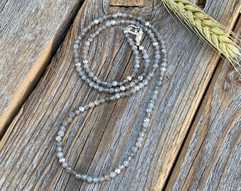 Collier labradorite délicat, petit collier de perles, bijoux minimalistes, collier de superposition, collier délicat, bijoux faits à la main