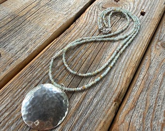 Collar de amazonita con cuentas, colgante de disco de plata esterlina martillada, collar de piedras preciosas para combinar, regalo hecho a mano para ella.