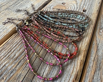 Pulsera de cuentas de cristal checo, delicada pulsera bohemia, pulsera minimalista apilable, regalo hecho a mano para ella.