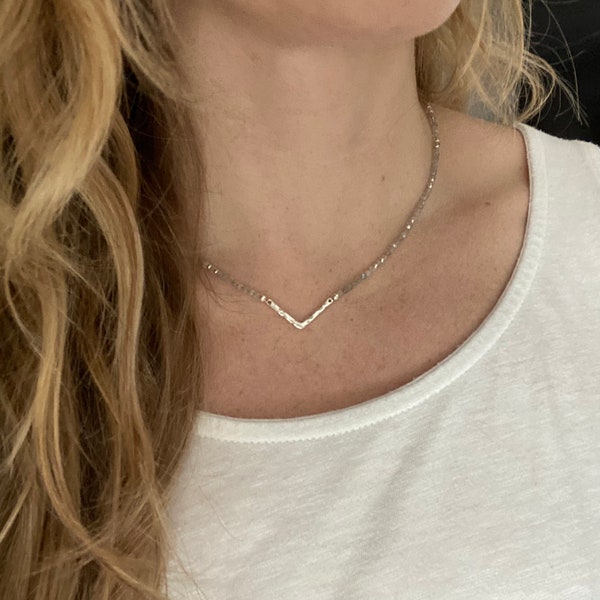 Collier Labradorite, Collier Quotidien, Collier V, Collier Chevron, Collier Argent, Collier Perles, Bijoux Labradorite, Cadeaux pour elle