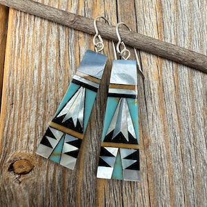 Örhängen med turkosa inläggningar, mosaik av pärlemor och onyx, solfjäderformade sydvästra hängen, krokar i sterlingsilver, iögonfallande present till henne