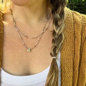 Gold Herz Halskette - zierliche Rosa Opal Perlen Minimalistische Halskette, handgemachtes Layered Set, Jubiläumsgeschenk für Sie, Herz Anhänger Schmuck