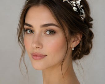 Tiara nupcial de perlas hecha a mano, corona nupcial floral blanca, tocado de hojas plateadas, accesorio romántico para el cabello con flores para la novia.