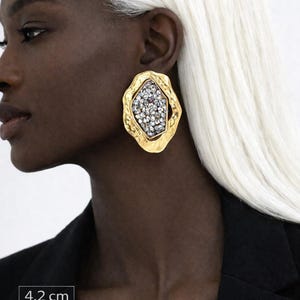 Gold Statement Stud Earrings with Crystal Cluster, Chunky Hammered Earrings, Bold Jewelry for Women, Gift for Her, Trendy Look, Elegant gift