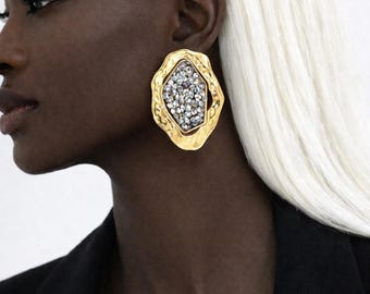 Gold Statement Stud Earrings with Crystal Cluster, Chunky Hammered Earrings, Bold Jewelry for Women, Gift for Her, Trendy Look, Elegant gift