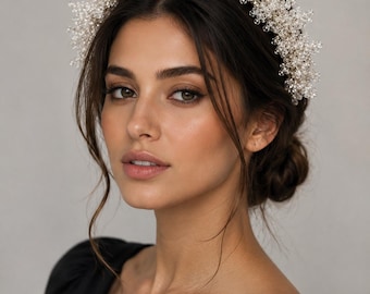 Corona nupcial de cristal, tiara blanca con cuentas para boda, accesorio para el cabello de princesa con perlas, corona brillante hecha a mano para un look de reina de la novia.