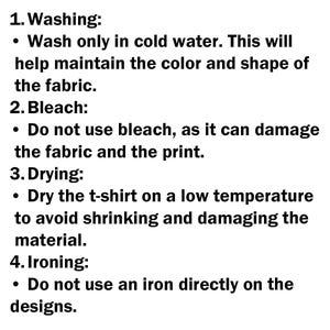 Puede incluir: Texto blanco sobre fondo blanco que proporciona instrucciones de cuidado de camisetas. Las instrucciones incluyen lavar en agua fr&iacute;a, evitar la lej&iacute;a, secar a baja temperatura y no planchar directamente sobre los dise&ntilde;os. El texto anima a los clientes a seguir las reglas para la longevidad.