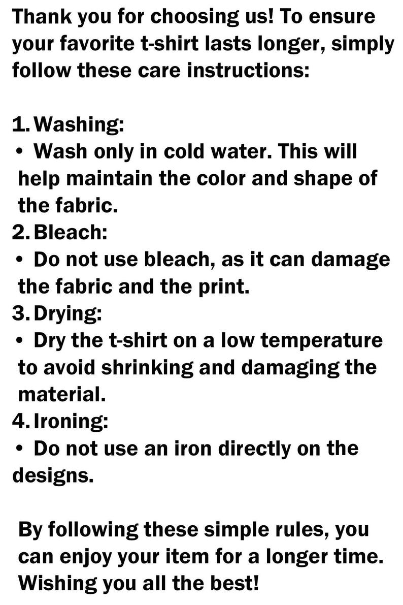 Puede incluir: Texto blanco sobre fondo blanco que proporciona instrucciones de cuidado de camisetas. Las instrucciones incluyen lavar en agua fr&iacute;a, evitar la lej&iacute;a, secar a baja temperatura y no planchar directamente sobre los dise&ntilde;os. El texto anima a los clientes a seguir las reglas para la longevidad.