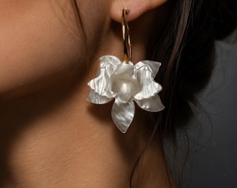 Pearl Flower Hoop Earrings for Women Gold Statement Earrings White Floral Earrings Lightweight Bridal Jewelry Gift, Elegant Jewelry, Gift