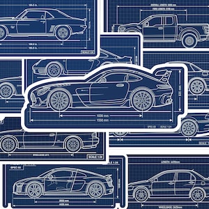Könnte beinhalten: Eine Sammlung von blau-weißen technischen Bauplan-Aufklebern, die verschiedene Automodelle in der Seitenansicht zeigen. Jeder Aufkleber enthält detaillierte Strichzeichnungen von Fahrzeugen mit sichtbaren Maßlinien, technischen Daten und Skalen.