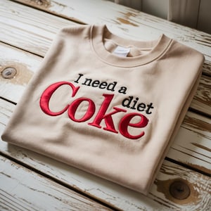 Ik heb een geborduurd sweatshirt met cola light nodig, ik heb een geborduurde cola nodig met ronde hals, grappig aangepast cadeau, gezellige ronde hals voor vriendin, grappig T-shirt