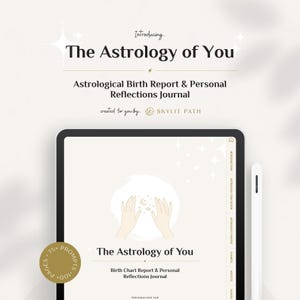 Könnte beinhalten: Ein digitales Tablet zeigt das Journal "The Astrology of You". Das Cover zeigt Hände, die nach einem Halbmond und Sternen greifen. Das Journal wird als astrologischer Geburtsbericht & persönliches Reflexionsjournal mit 75+ Prompts beschrieben.